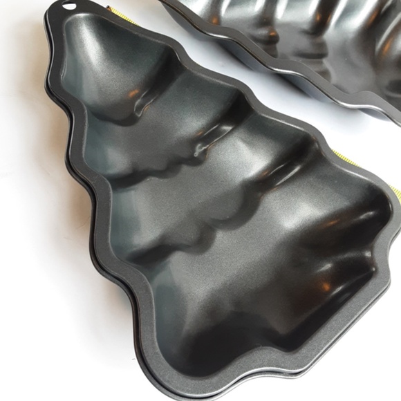 Lot of 2 Wilton Christmas Tree Non-Stick Baking Pans 10 x 7 - Picture 2 of 7